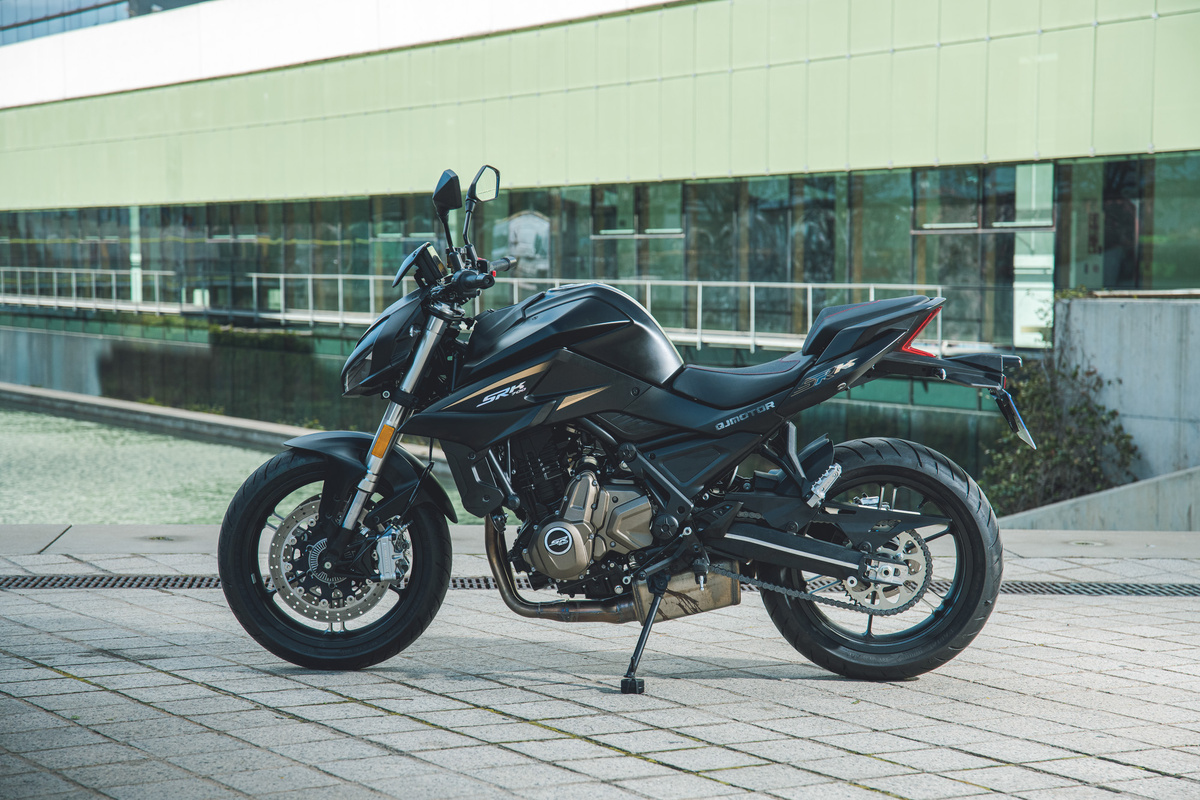 Готов к спринту и рвется в атаку. QJMOTOR SRK 700 — это приятель, с которым вы можете по-настоящему оторваться. Каждый элемент в этом мотоцикле создан для того, чтобы вы могли полностью проявить себя на дороге