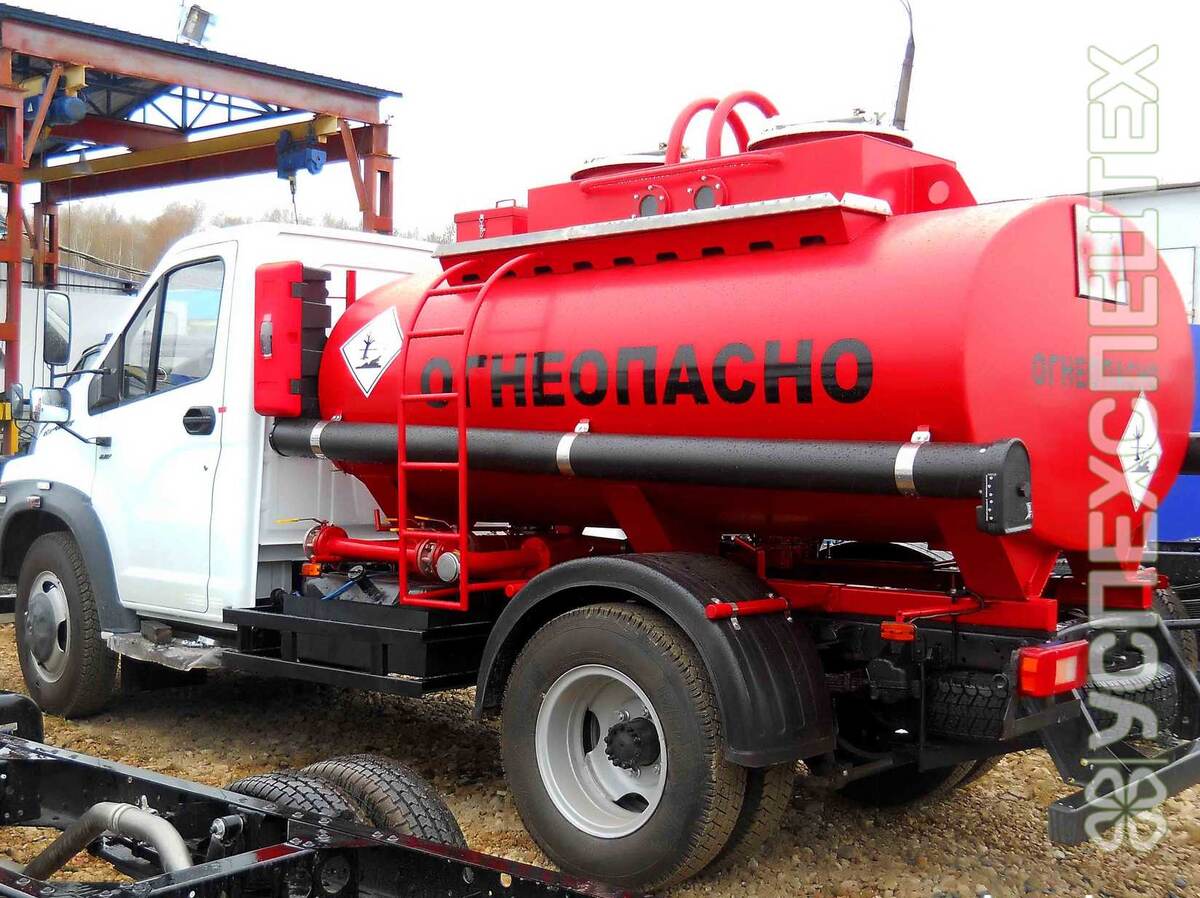 Автотопливозаправщик Next ГАЗон: Услуги и аренда специальной техники на Успехспецтех. Категория транспортного средства: «С»; Тип автомобиля: грузовой двухосный автомобиль с задним приводом; Кабина - металлическая, трехместная, двухдверная, однорядная, без спальных мест; Общее число мест: 3; Полная масса автомобиля, не более, кг.: 8700; Снаряженная масса шасси, кг.: 4280; Грузоподъемность шасси, кг.: 4420; Колесная база, мм.: 4515; Радиус поворота автомобиля, м.: 8,4; Максимальная скорость, км/ч: 105; Двигатель - ЯМЗ-53443; Экологический класс: Евро5 Тип двигателя: 4-цилиндровый дизельный двигатель, 4-тактный, с рядным расположением цилиндров, жидкостной системой охлаждения, турбонаддувом и охлаждением наддувочного воздуха в теплообменнике типа “воздух-воздух”; Рабочий объем двигателя, л.: 4,43; Номинальная мощность, брутто, кВт (л.с.): 110 (169); Максимальный крутящий момент, брутто, Н·м (кгс·м): 490 (50); Сцепление: однодисковое, сухое. Привод сцепления — гидравлический; Коробка передач: механическая, пятиступенчатая; Шины: 8,25R20; Подвеска передняя \ задняя: зависимая рессорная / рессорная; Тип рулевого механизма: винт-шариковая гайка-рейка-сектор, с ГУР; Емкость топливного бака, л.: 105; Комплектация шасси ГАЗон Некст/С41R13/С41R33, 4х2: ГУР, ABS, Запасное колесо, ЗИП. Описание автотопливозаправщика / АТЗ: Цистерна топливозаправщика разделена на две секции, общий объем 5300 литров; Изготовлена из листовой стали толщиной 4 мм.; Наружные донышки и перегородка усилены ребрами жесткости; В верхней части цистерны бак со смотровыми окнами; Люки укомплектованы дыхательными огнезащитными клапанами; Для обслуживания цистерны имеется лестница на площадку; Для визуального контроля наполнения цистерны в каждой горловине смонтированы индикаторы из нержавеющей стали. Функциональное назначение автотопливозаправщика / АТЗ: дозированная выдача топлива через раздаточный пистолет (длина шланга 9 м., электронный счетчик топлива); слив топлива через трубопровод ф8