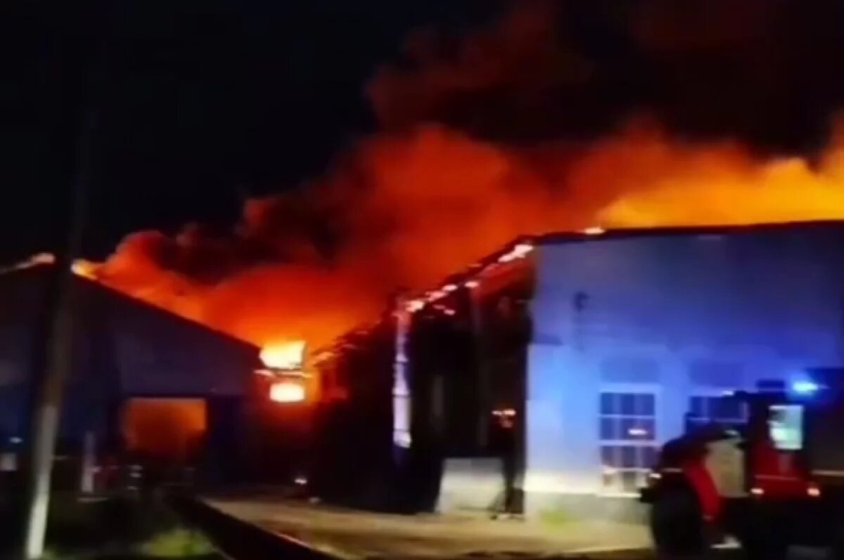    В Иркутской области горит локомотивное депо на площади 2 тыс. кв. м