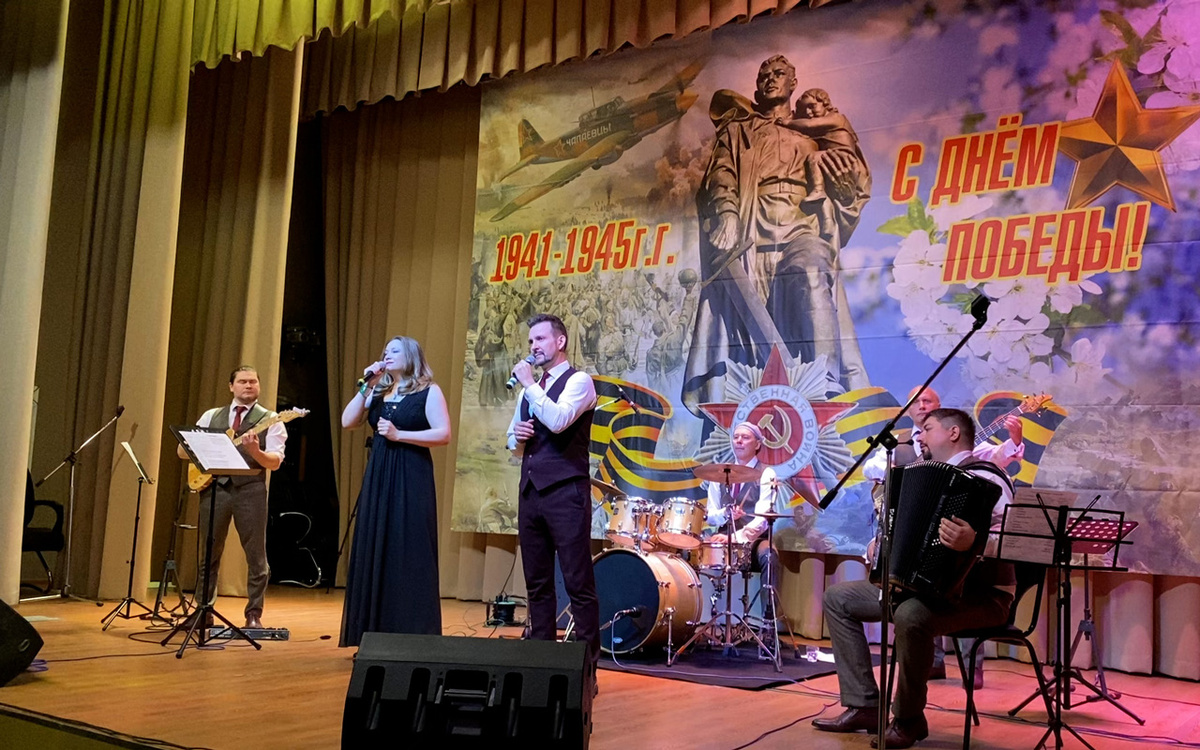Ретро-группа "Чародеи" исполняет песни времен Второй мировой войны, а также послевоенные песни, посвященные Великой Отечественной войне