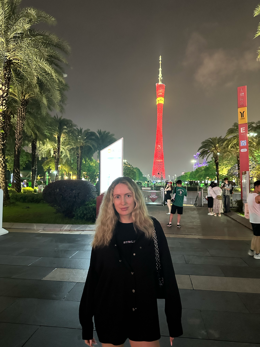 От Анны, основателя STREET WOLF

Когда я запускала STREET WOLF, мне часто говорили:
«Сделай попроще — сойдёт».
«На массовый рынок и так берут».
«Люди не отличают, главное — цена».

Но я с самого начала знала:
я делаю не для всех.
И точно не делаю «на раз».

Мы выбираем ткань не по цене, а по ощущению
Каждая ткань в STREET WOLF — это личный отбор.
   Недавно мы снова летали в Гуанчжоу
И какое там разнообразие — и по качеству, и по людям.
Фабрики, склады, выставки — там есть всё: и дешёвка, и текстиль высочайшего уровня.
Но главное — отношение. Открыто, по делу, с уважением к процессу.

Мы перебираем десятки, иногда сотни образцов.
Трогаем, тянем, мнём, стираем, носим. Смотрим, как ткань живёт.

Важно не то, как она выглядит на витрине.
А как она ведёт себя в жизни — когда в ней двигаешься, стираешь, работаешь, отдыхаешь.

Пока вещь не прожита — мы её не запускаем.
Пока ткань не прошла все проверки — она не войдёт в коллекцию.

Да, можно шить дешевле. И это — нормально.
У каждого бренда свой путь.
Своя логика, своя аудитория, свой масштаб.

Кто-то делает максимально доступно — и делает это качественно в своей категории.
Я уважаю труд людей, которые честно работают в любом сегменте.

Но STREET WOLF — про другое.

Про ткань, которую хочется носить снова и снова.
Про посадку, в которую влюбляешься с первого раза.
Про детали, которые не кричат, но делают всю вещь.

Почему мы тратим на это время и силы?
Потому что вы это чувствуете.
Потому что возвращаетесь.
    Больше 80% наших клиентов приходят снова — не за скидкой, а за вещами, в которых  по-настоящему хорошо.

Это не маркетинг. Это — опыт.
Это вещь, которая села — и осталась в жизни.


  Хочешь знать, как мы работаем — и почему это работает?
Подпишись, оставайся ближе.