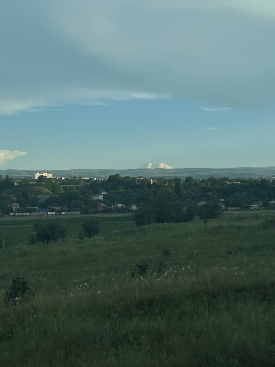 Эльбрус из окна автобуса. Повезло - была ясная погода