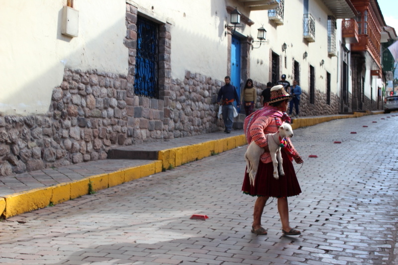 Перуанка на улице Куско
