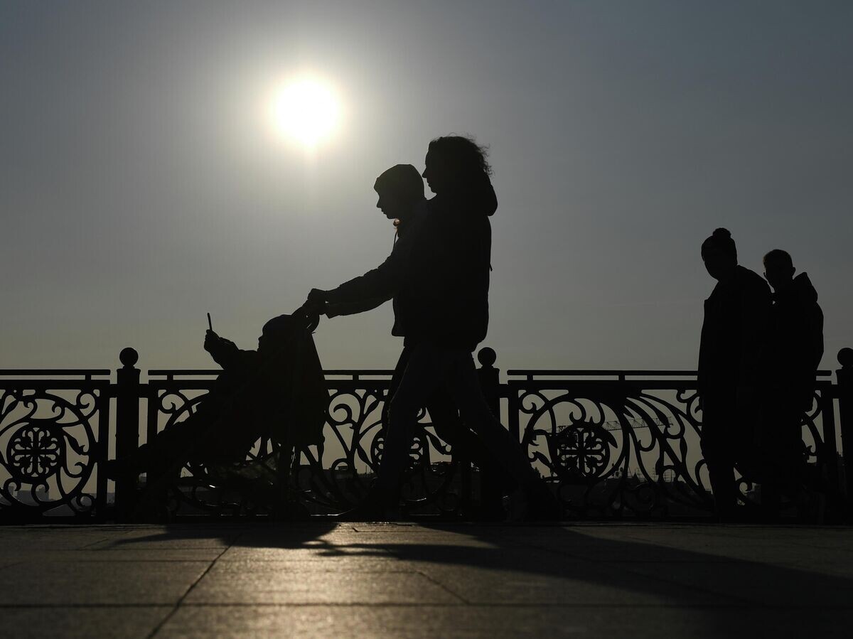    Люди на во время прогулки с детьми© РИА Новости / Павел Бедняков