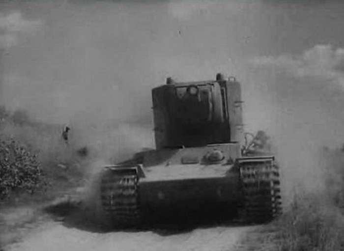 Танк КВ-2 выпуска мая - июня 1941 года на кадрах кинохроники