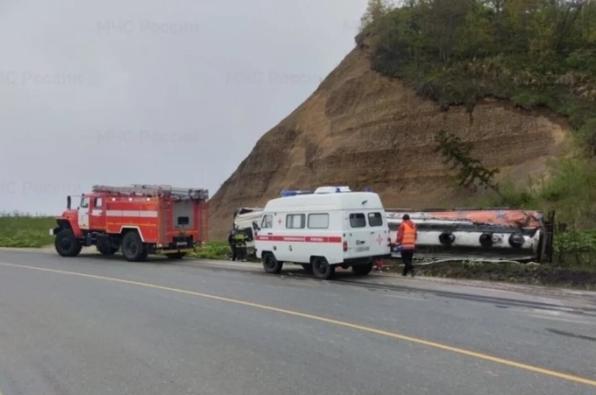    В Сахалинской области перевернулся бензовоз с дизельным топливом