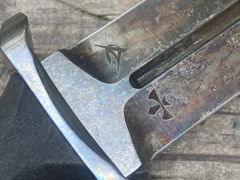 На лезвии кинжала EGA, расположенного над рикассо, нанесены логотипы двух производителей. Логотип Элишевица размещен в верхней части, а логотип Джорджа — в нижней.