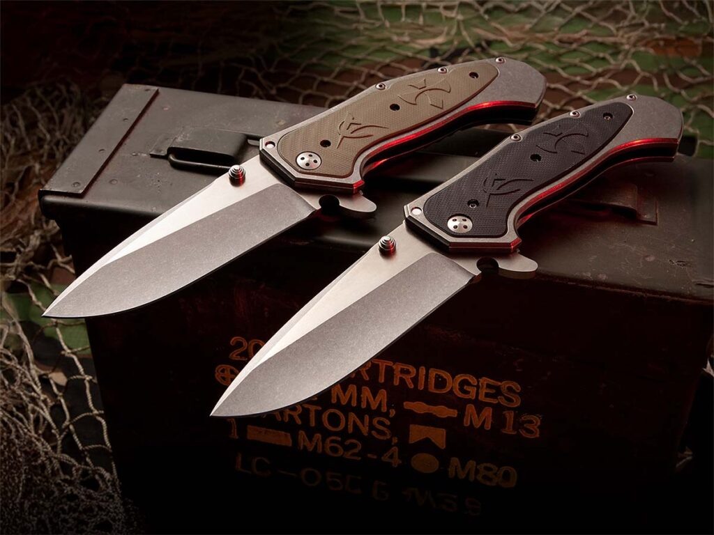 Нож-флиппер Cerberus, разработанный в рамках сотрудничества Аллена Элишевица и Леса Джорджа, представляет собой изделие из высококачественных материалов. Лезвие ножа изготовлено из нержавеющей стали марки CPM 154, а рама выполнена из титана с вставкой, что обеспечивает прочность и долговечность конструкции. В сложенном состоянии длина ножа составляет 5 дюймов.