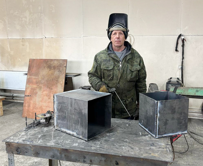 Сварщик Винер Мигранбаев в свободное от основной работы время делает бойцам мобильные печи с котлами для походных бань