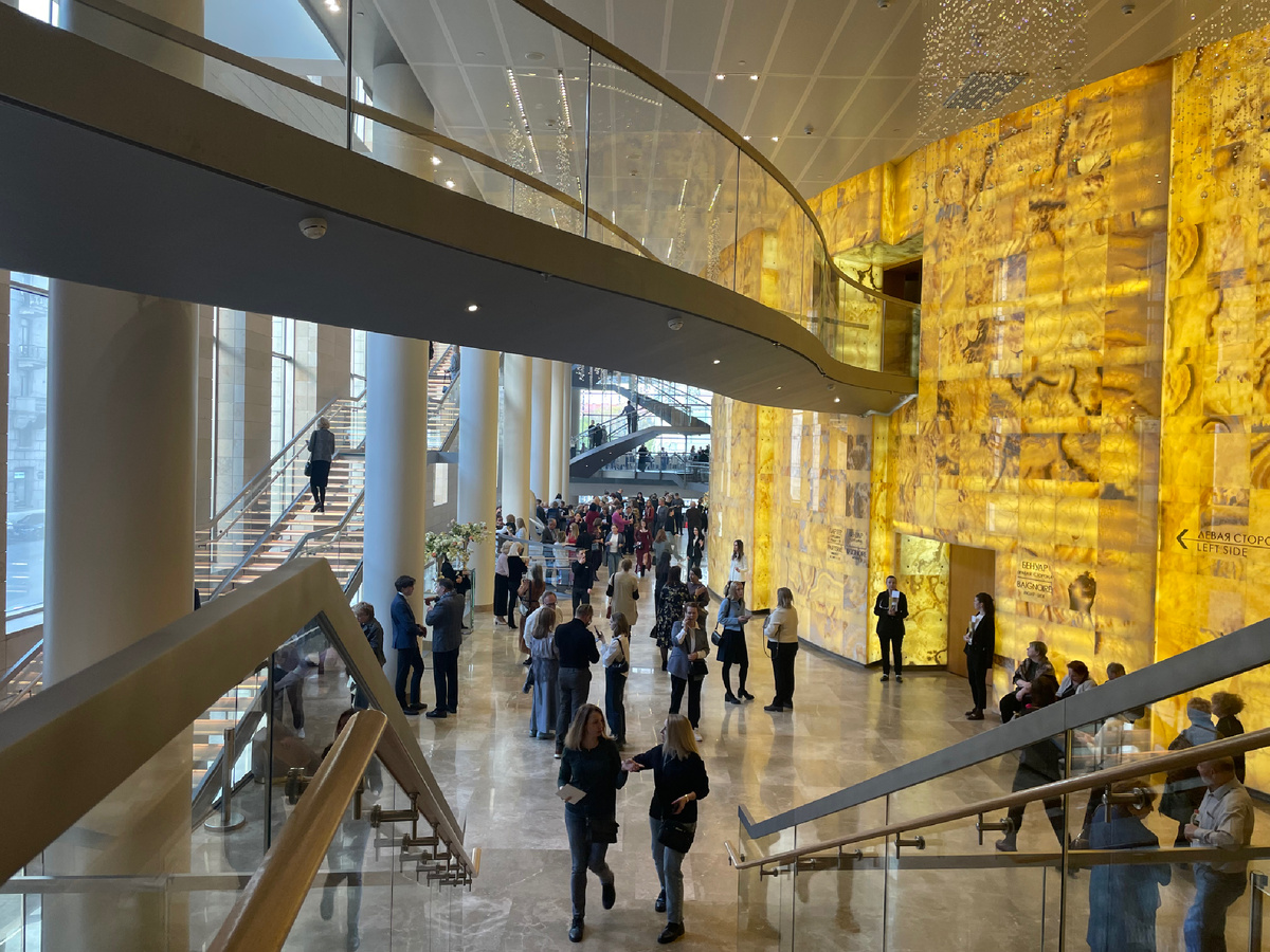 В фойе Мариинского-2