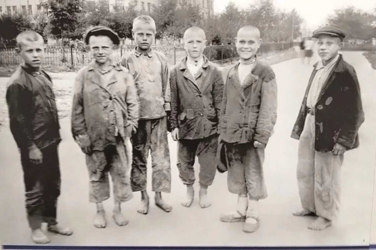    Некоторым ученикам не в чем было ходить в школу. Чтобы дети посещали уроки, им начали выдавать одежду и обувь.