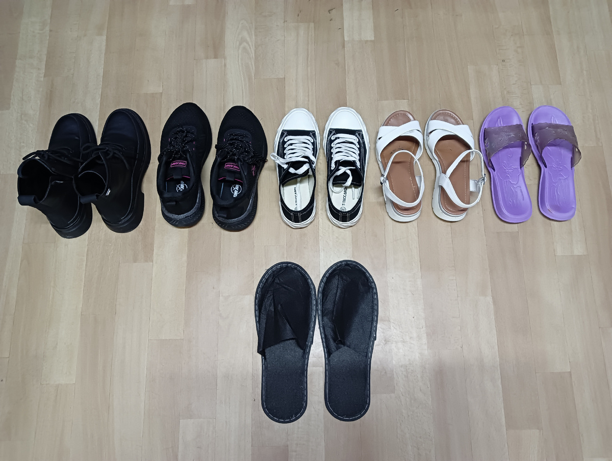 Чей туфля?:) Вот этот первый ряд обуви ездил со мной. Нижние тапочки взяла в волгоградском хостеле, чтоб только по своему номеру ходить. 