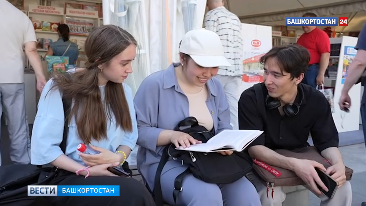    Радий Хабиров поделился атмосферой первого дня ярмарки «Китап-Байрам» в Уфе