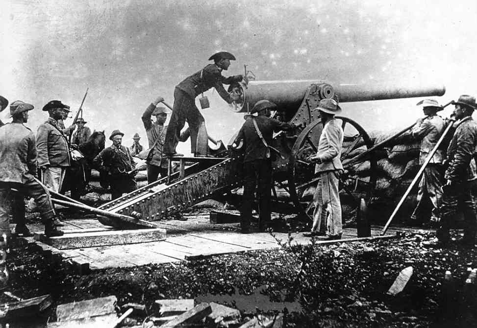 Фотография, ставшая одним из визуальных символов второй Англо-Бурской войны. 155-мм орудие Шнайдера (Крезо) "Длинный Том" артиллерии Трансвааля при осаде Мафекинга, 1899 г. Расчет одет в различные вариации полевой формы трансваальских артиллеристов.