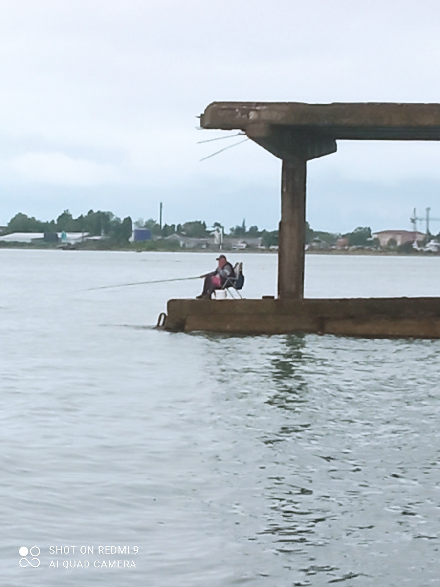 На море сидят рыбаки, купающихся и отдыхающих нет совсем.