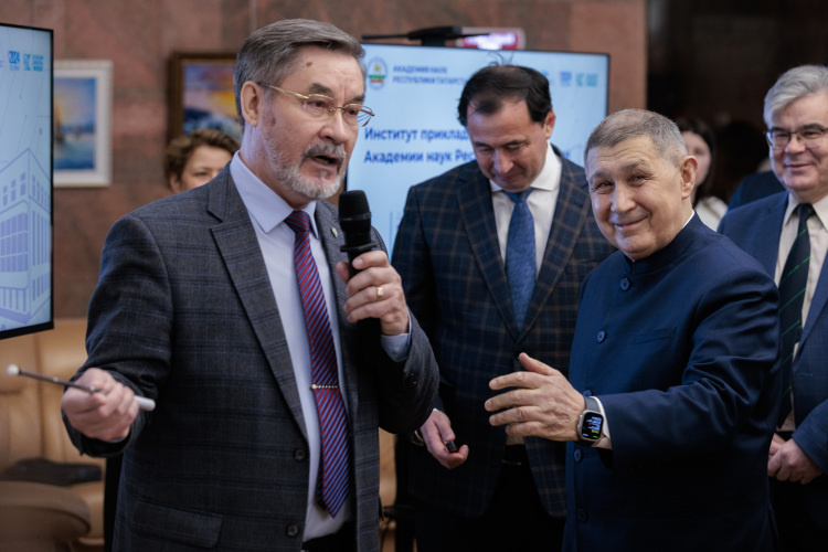    «Хорошо, что Ким Мугаллимович остался в системе института. Сегодня ученые, которые занимаются татарской гуманитарной наукой, — «штучный товар».   
Фото: «БИЗНЕС Online»