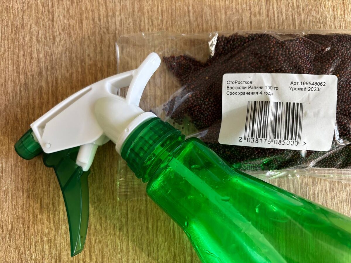 Обратите внимание, как я срезала уголок у пакетика с семенами. Через него удобно сеять семена