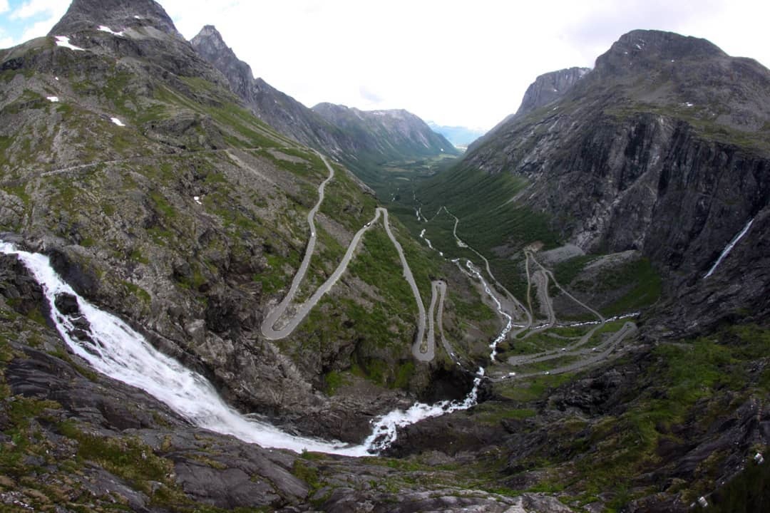 Знаменитая лестница троллей в Норвегии