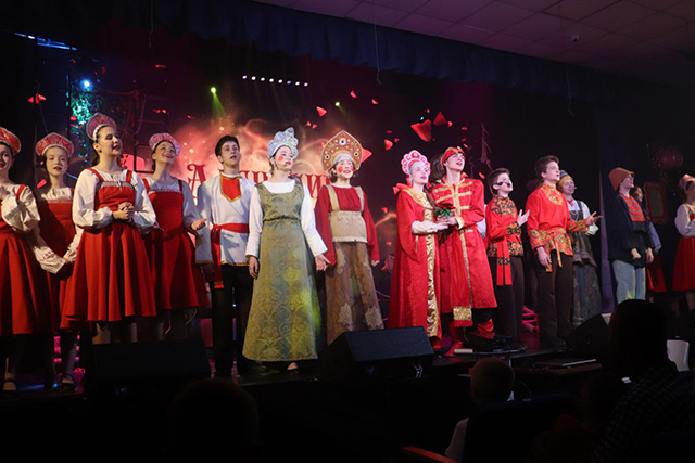 Мюзикл «Аленький цветочек» представили в тверском драмтеатре юные артисты