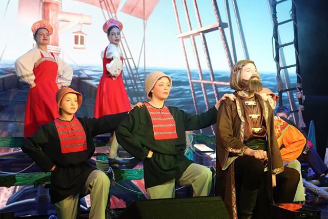 Мюзикл «Аленький цветочек» представили в тверском драмтеатре юные артисты