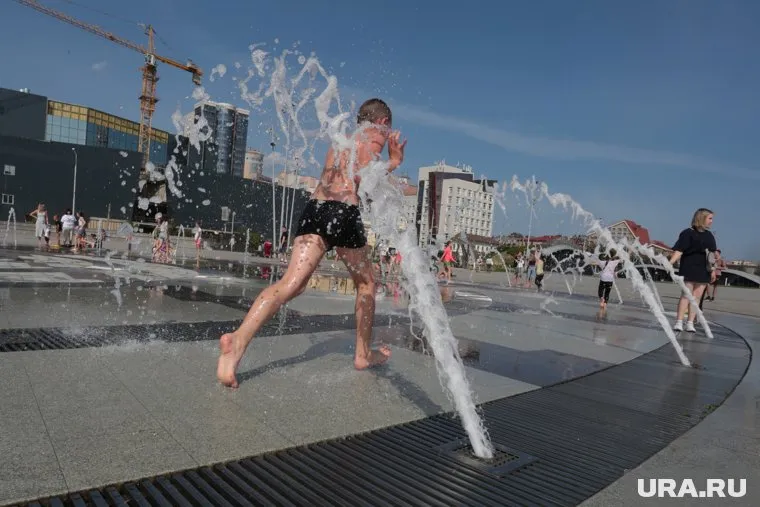 Дети бегают босиком по фонтану (архивное фото)
Фото: Максим Кимерлинг © URA.RU