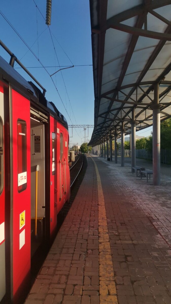 Электропоезд ЭП3Д на перроне станции Казань-Пассажирская