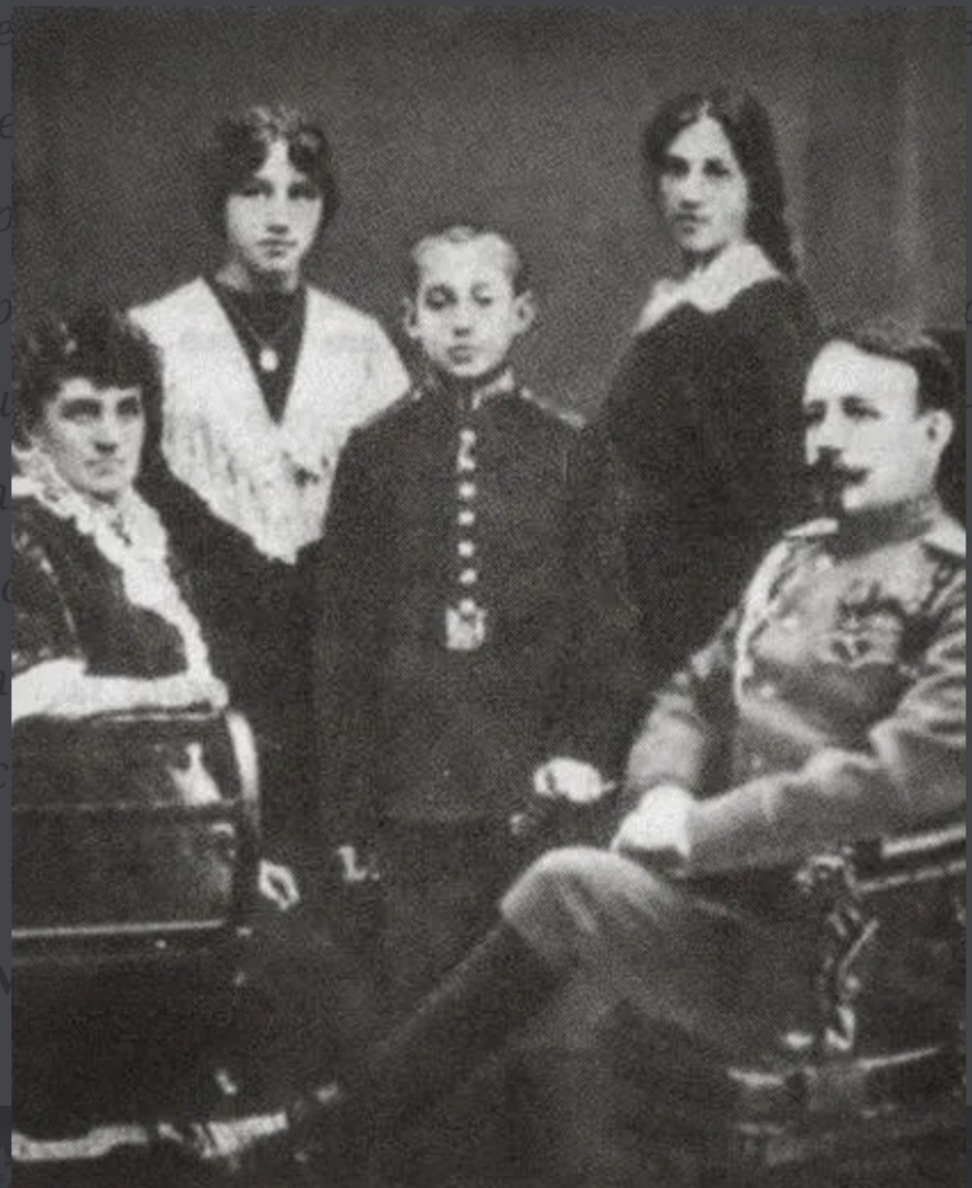 Михаил Зощенко в окружении родителей и сестер Елены и Валентины. Санкт-Петербург, 1903 год