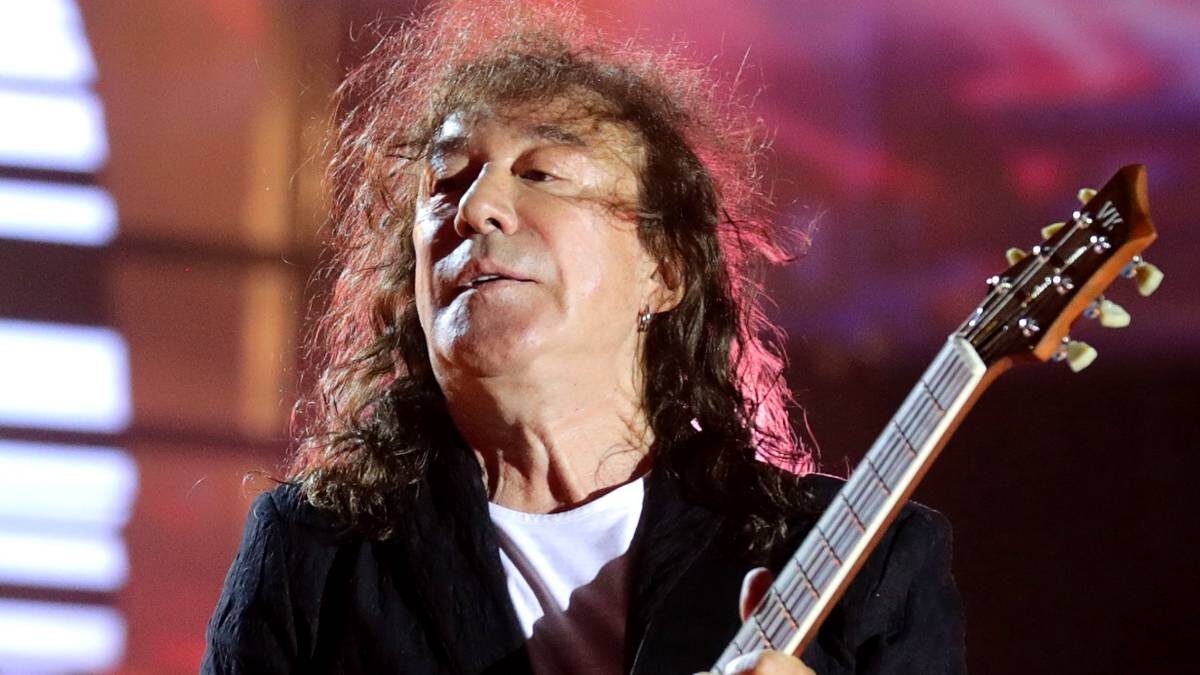    На сцене — народный артист России Владимир Кузьмин / Фото: Вячеслав Прокофьев / ТАСС