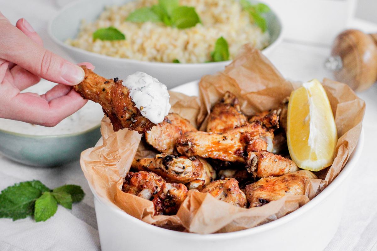 Крылышки по-гречески с булгуром и соусом Дзадзыки