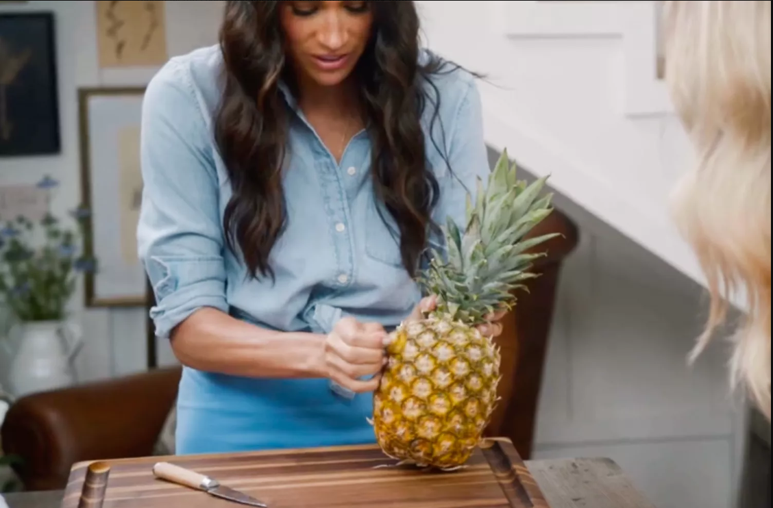 Секрет нарезки ананаса от Меган Маркл. «Что многие люди делают с ананасом вместо того, чтобы просто разрезать его?»