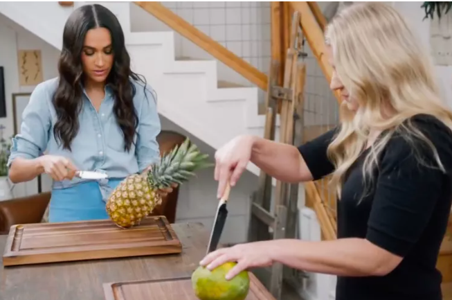 Секрет нарезки ананаса от Меган Маркл. «Что многие люди делают с ананасом вместо того, чтобы просто разрезать его?»