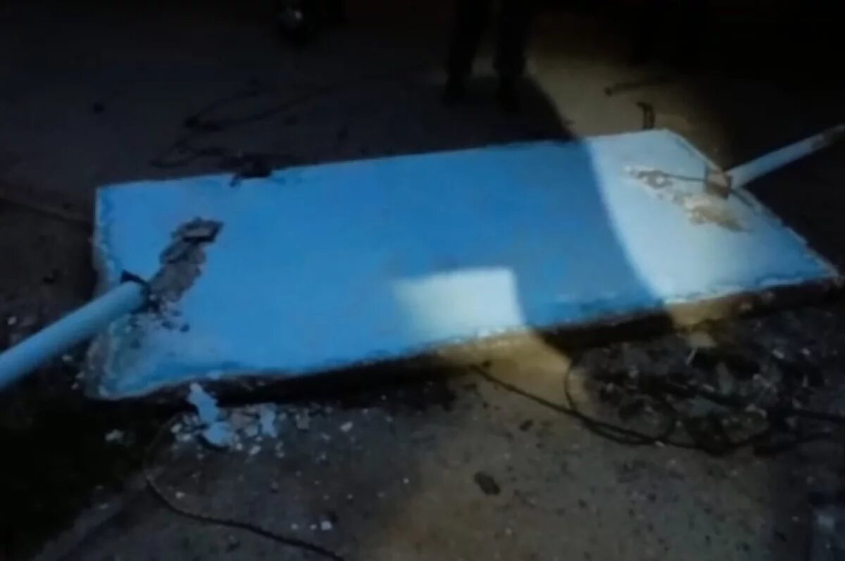    Опасный козырек над подъездом в Астрахани демонтировали спасатели