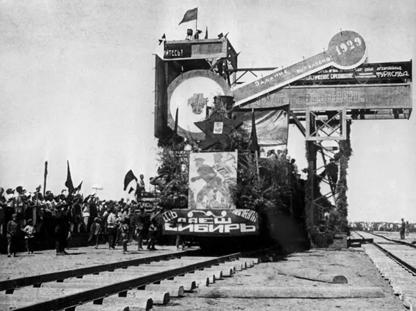 Торжественное открытие первой очереди Турксиба (Туркестано-Сибирская магистраль) — железной дороги из Сибири в Среднюю Азию. Казахская ССР, 10 мая 1929 года. Фото из открытого доступа