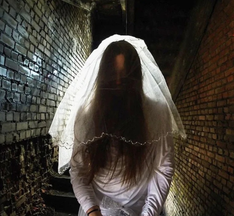 Легенда связана с музеем-заповедником «Старая Сарепта». По преданию, в одном из подземелий захоронена дочь пивовара Краутвуфта, которая умерла накануне свадьбы. Отец не стал хоронить дочь на кладбище, а замуровал в склепе вместе с 25 килограммами золота и драгоценностей. Рядом поставил механического рыцаря, который должен был оберегать клад от разграбления