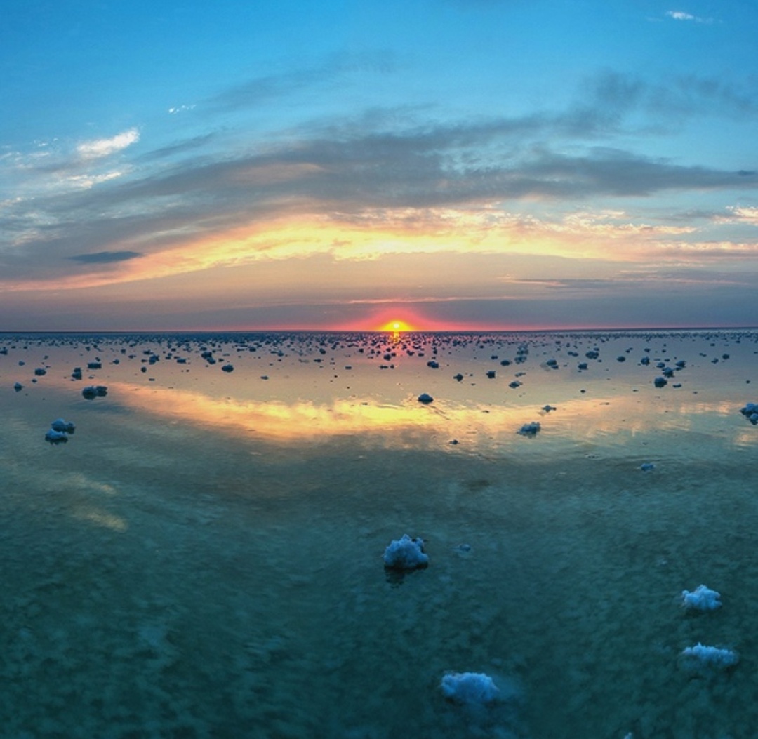 солёное бессточное озеро на севере Прикаспийской низменности, в Палласовском районе Волгоградской области, недалеко от границы с Казахстаном. Это крупнейшее озеро области и самое большое по площади минеральное озеро Европы