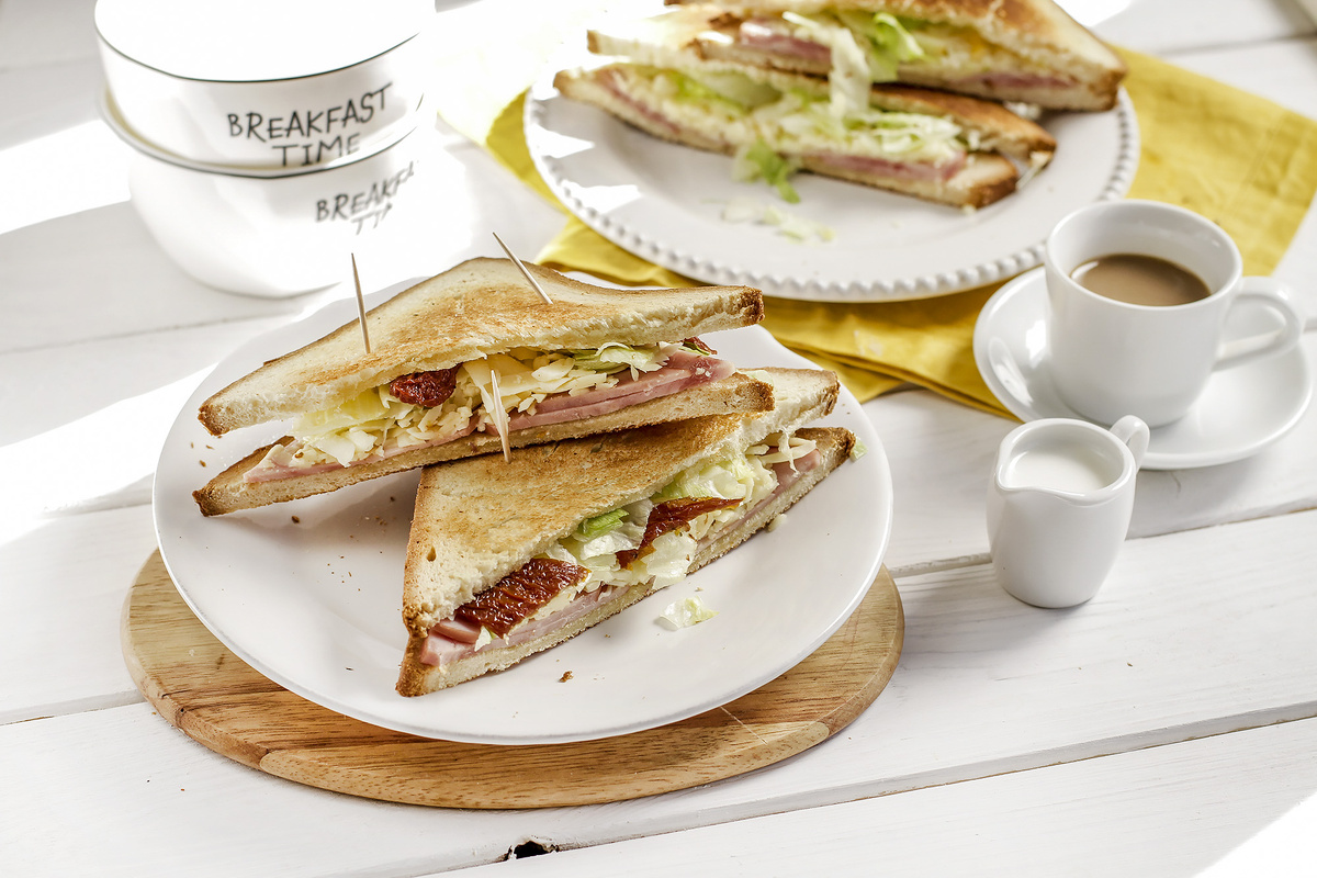 Сэндвич крок-месье с ветчиной из индейки и Моцареллой