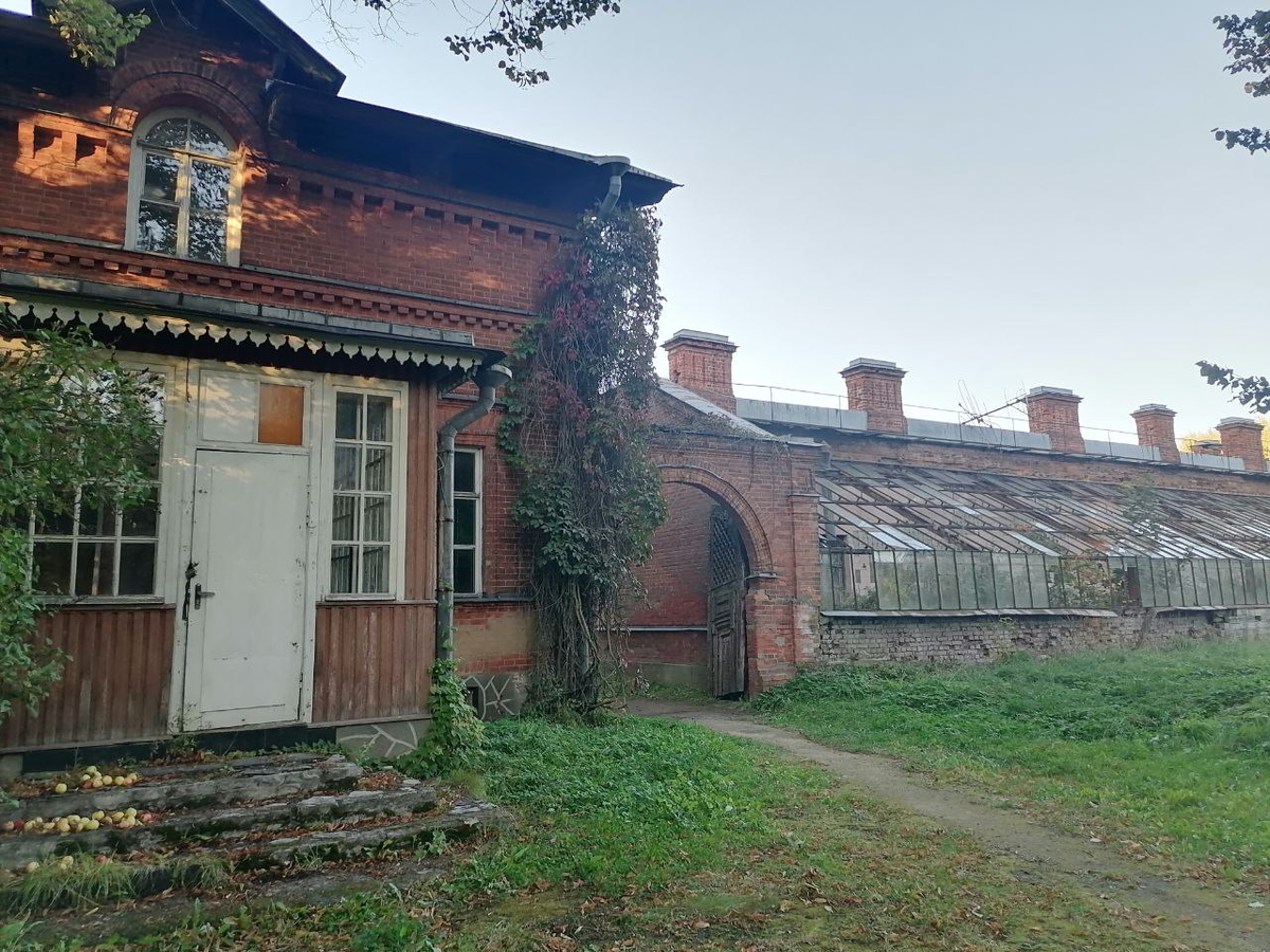 Домик садовника и оранжереи