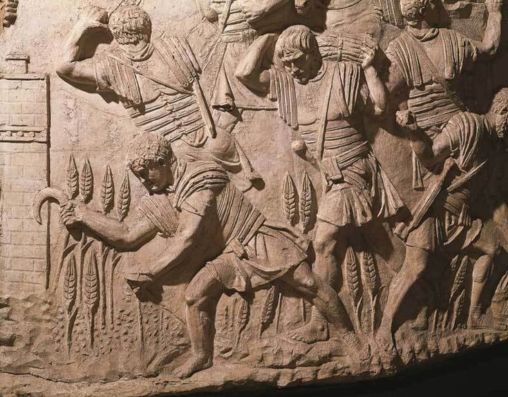 Колонна на форуме Траяна в Риме, созданная архитектором Аполлодором Дамасским в 113 году н. э. в честь побед Траяна над даками. 