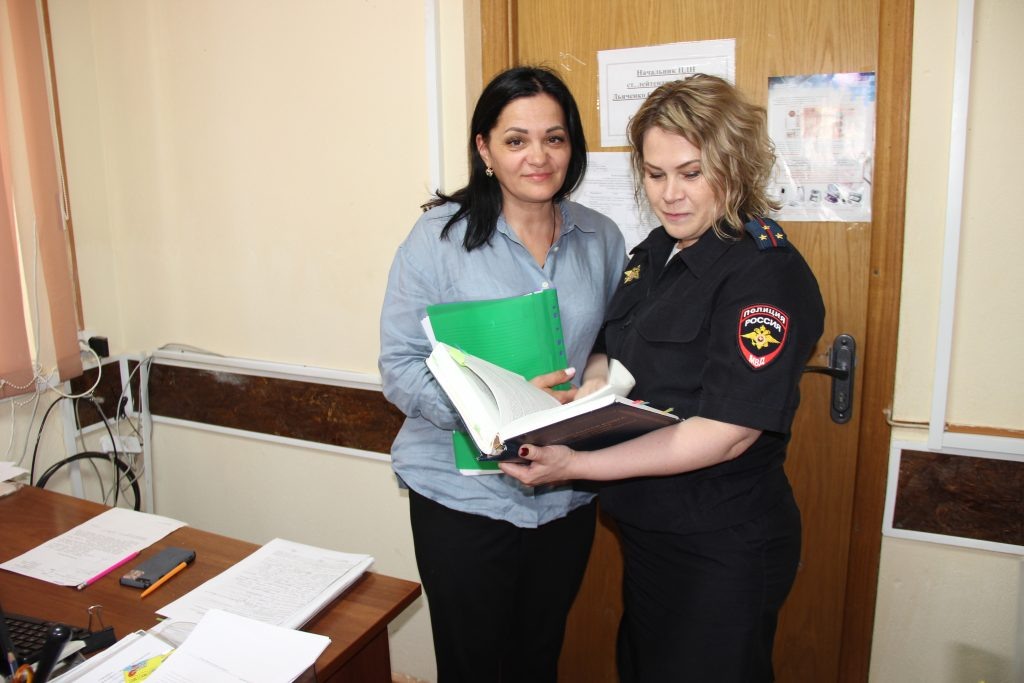     На фото: Виктория Александровна Рогальская, секретарь КДНиЗП Администрации г. Гуково и Ольга Валентиновна Дьяченко, начальник ПДН ОМВД России по г. Гуково Ольга Анищенко