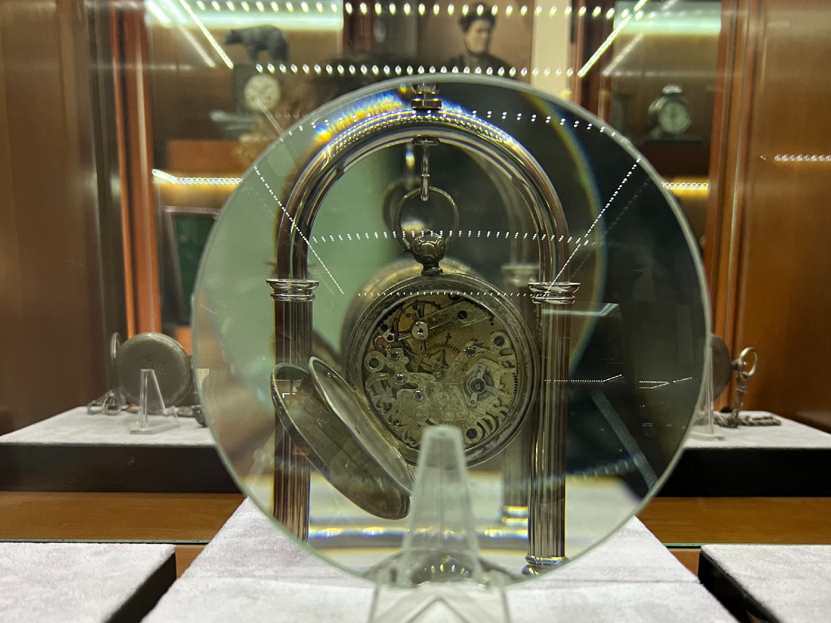 Часы с мостом механизма в виде герба российской империи и надписью «Александр II» из Музея Времени и Часов 