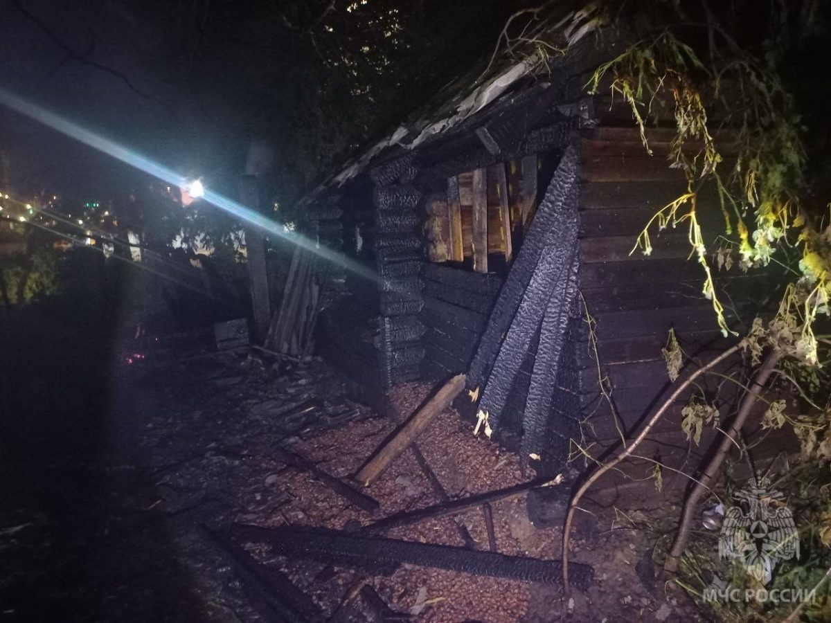    Огонь сильно повредил здание