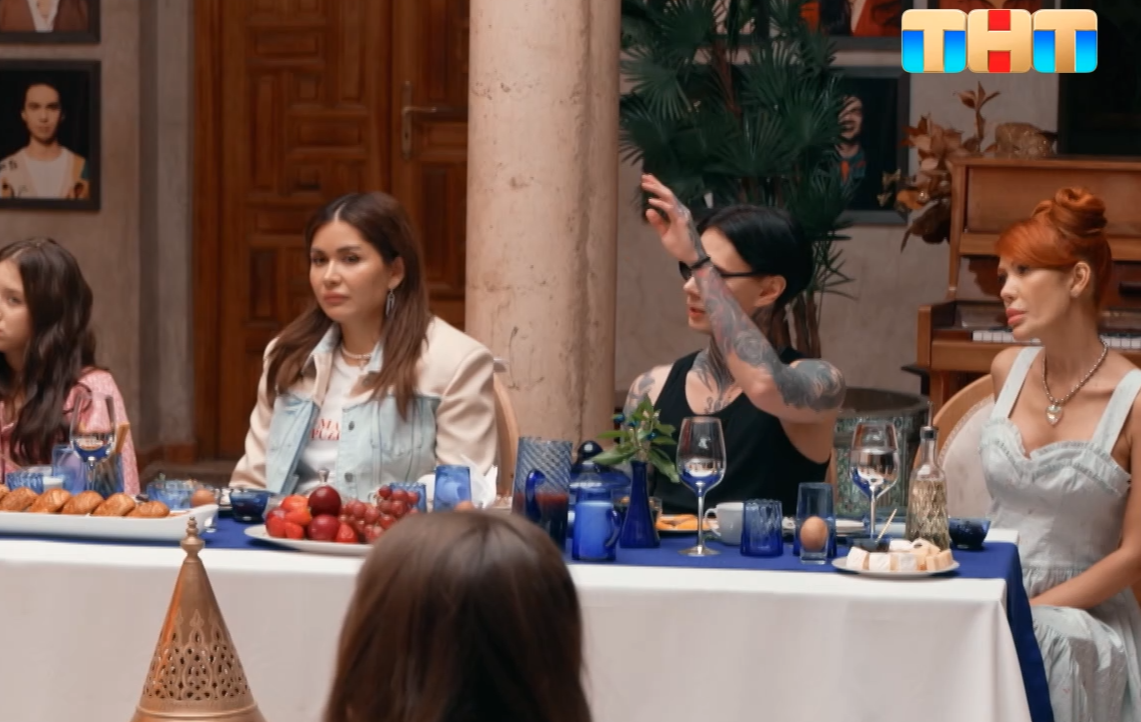 — Да я заметил. Ты говоришь, чтобы тебя не перебивали, а сам вчера перебил за круглым столом.