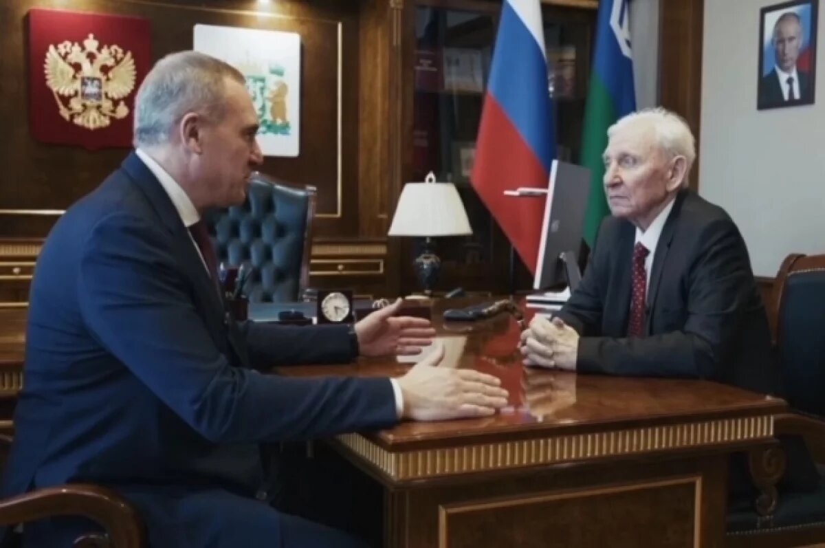    Руслан Кухарук поздравил первого главу Югры Александра Филипенко с юбилеем