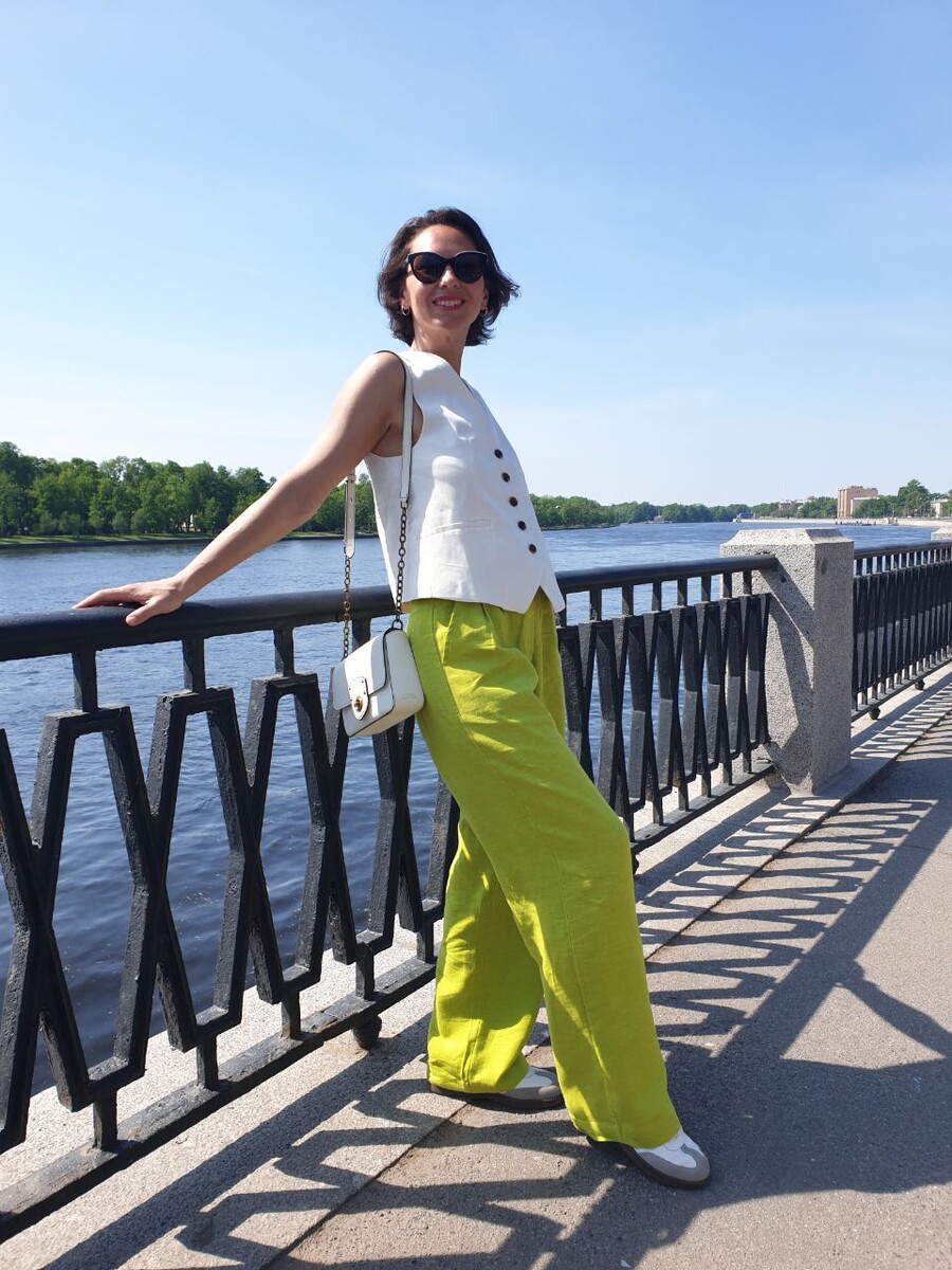 Вот образ с той же самой жилеткой, только с яркими брюками