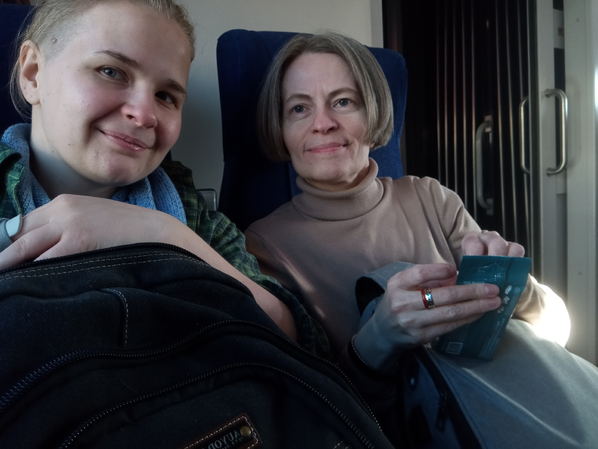 Мы с Катей, моей тётушкой. Готовимся к отбытию. 