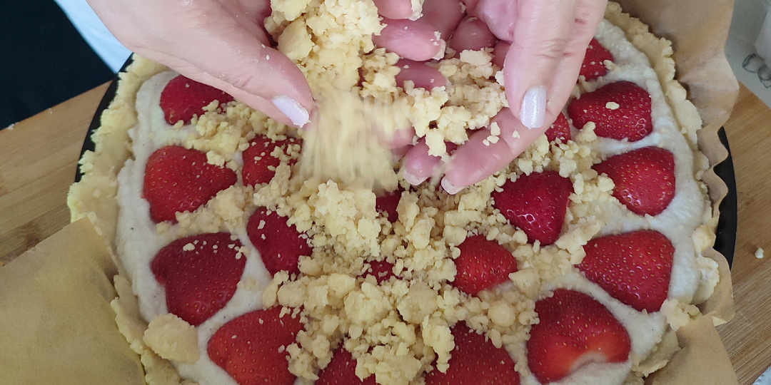 Пирог из песочного теста со свежей клубникой и творогом - хрустящее тесто и нежная начинка!