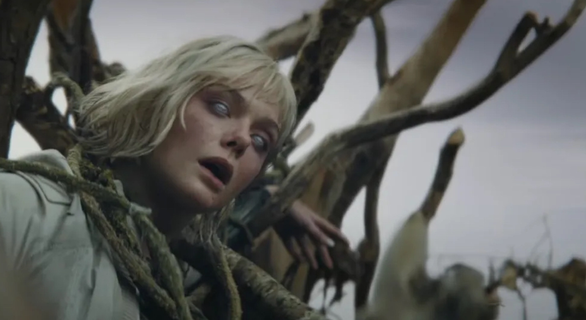 Эль Фаннинг в фильме "Хищник: Планета смерти".