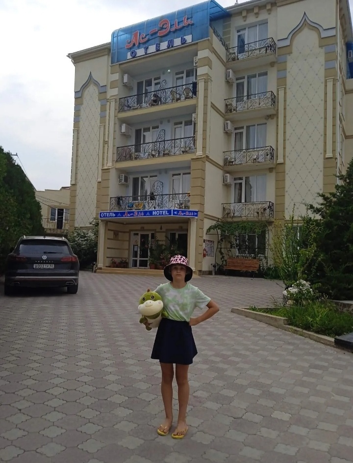 А вот наш отель, в восточном стиле. Хоть какой-то аналог Турции 🙈