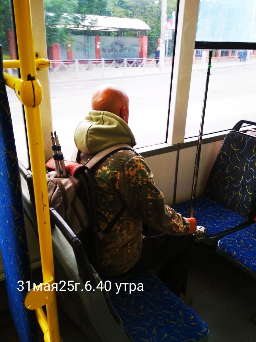 Оба - на! До открытия 17 часов! Никак место надо занять с утра? Вышел он на "студгородке", на уровне дамбы водохранилища.. Ну, думаю, пройду от Лозозового до плотины, ещё раз его встречу..