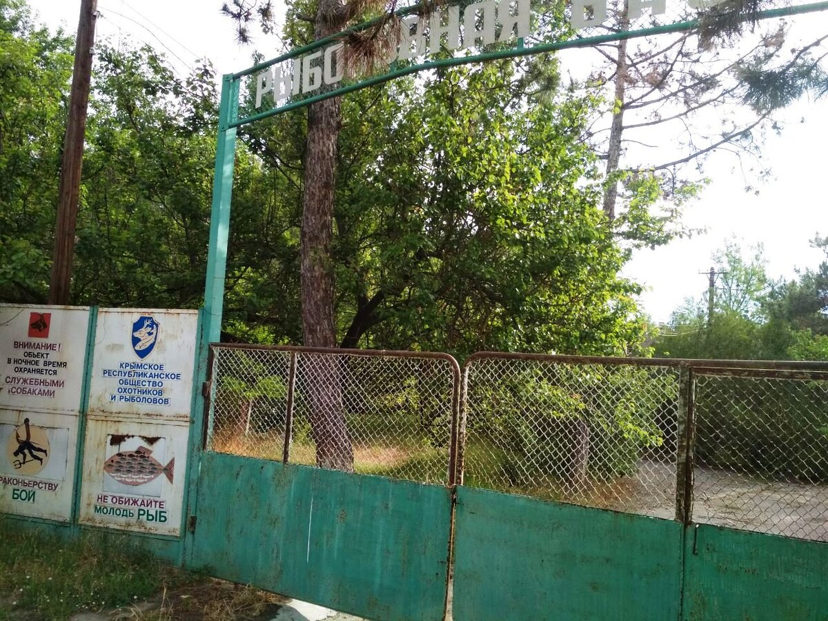 Если судить по ржавым воротам, то дела здесь плохи.